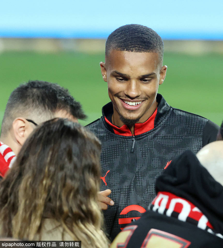 AC米兰遭截胡！曼联“水货”1条件吓退红黑军，欧冠劲旅送9号球衣